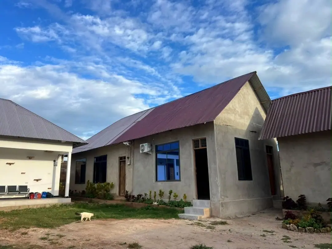 Katzen- und Quarantänehaus, daneben das fertige Mitarbeiterhaus